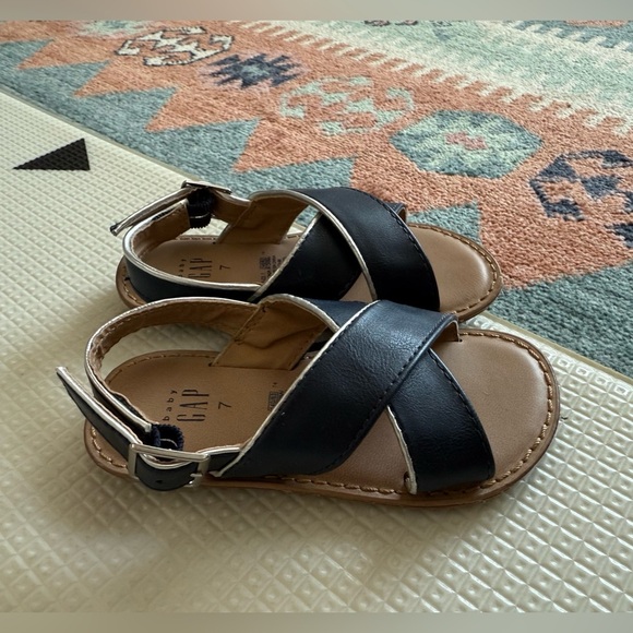Baby GAP|Baby girl toddler Navy and Tan Kids Summer Sandals with ankle strap•7 - Picture 2 of 6